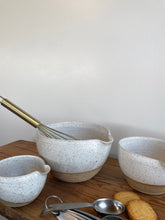 Load image into Gallery viewer, Set of 3 hand throne stoneware mixing bowls
